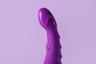 Foto de un dildo con lubricante